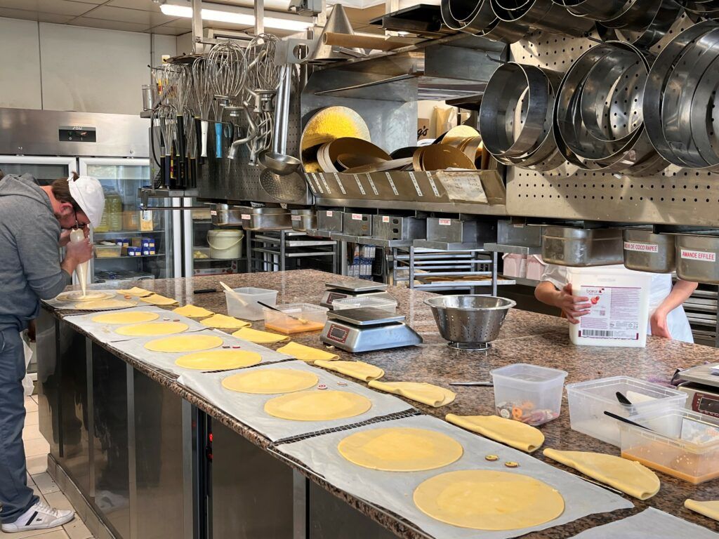 Quelle belle histoire ! La Maison Covin remporte le titre de la meilleure galette aux amandes 2024 de Normandie le 7 octobre, juste après leur triomphe au concours Eurois.