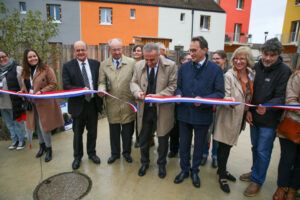 Après de longs mois de travaux, le petit frère de l’écoquartier est enfin achevé ! De la réhabilitation énergétique à l'embellissement des espaces extérieurs, les habitants du quartier sont aux anges ! Du côté de la voie Frédégonde, c'est la résidence des Cascades qui a eu un coup de neuf !