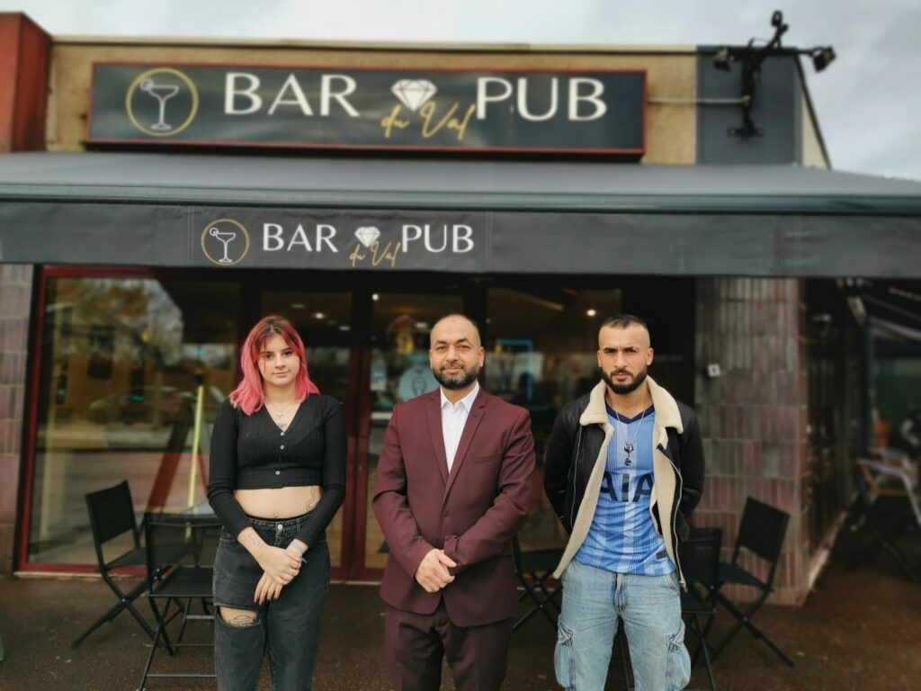 Kenza, Deniz ERDAL et Férat devant le Bar Pub du Val